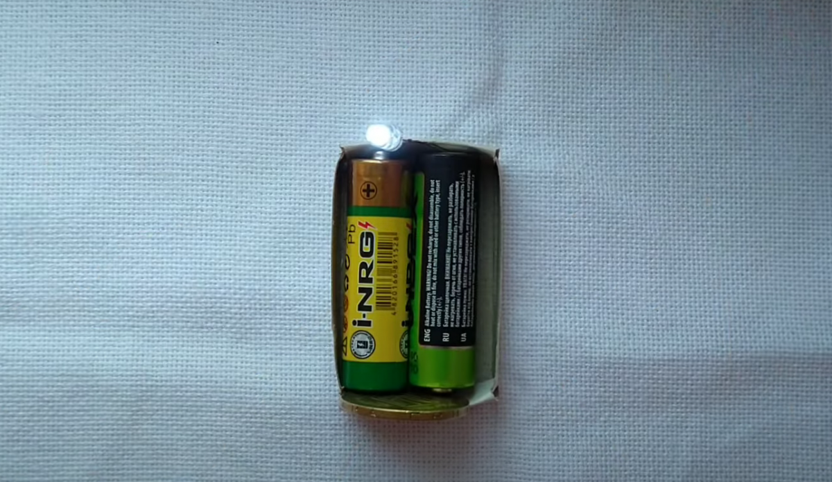 Svetilka LED v škatlici za vžigalice / slika youtube.com/@sovasovet1377